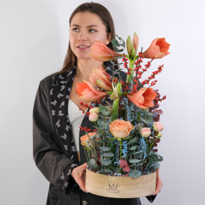 Персиковые амариллисы, илекс и розы в невероятной композиции