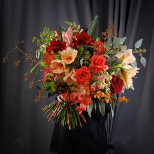 Авторский большой букет с французскими розами и амариллисами