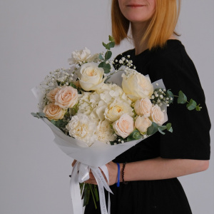 Пионовидные розы и белая гортензия в букете "Белоснежка"