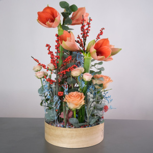 Персиковые амариллисы, илекс и розы в невероятной композиции