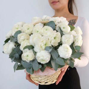 Ранункулюсы в корзине, 41 штучка с эвкалиптом