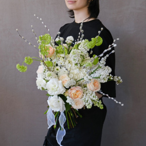 Букет на Пасху: Верба, ранункулюсы и белая сирень