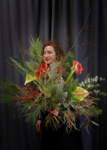 Креативный букет "Дикий взрыв". Зимняя история с ветками сосны, можжевельника и амариллисами 