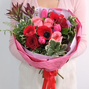 Анемоны и тюльпаны в необыкновенном букете "Палитра любви"