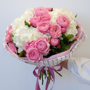 Пионовидные кустовые розы и гортензия в воздушном букете "Романтика в белом"