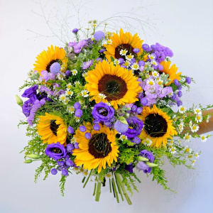 Подсолнухи, ромашки и сиреневые астры в букете "Сиреневый закат"