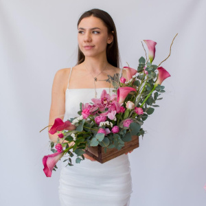 Интерьерная композиция с орхидеями и каллами в деревянном ящике