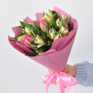 Букет с тюльпанами и альстромериями