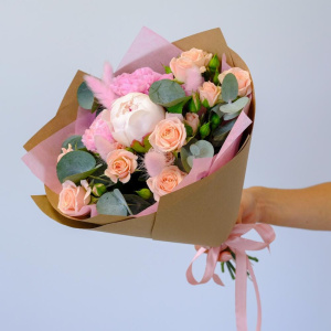 Букетик с пионом и пионовидными розами "Нежный"