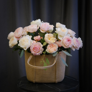 Композиция в сумке: дорогие пионовидные розы "Английский сад"