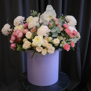 Пионовидные розы, орхидея фаленопсис и нежные хризантемы в большой коробке