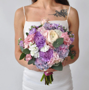 Букет невесты с ранункулюсами и необыкновенными гвоздиками "Сиреневый вальс"