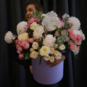 Пионовидные розы, орхидея фаленопсис и нежные хризантемы в большой коробке