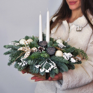 Новогодняя композиция из нобилиса на стол в ящичке со свечами