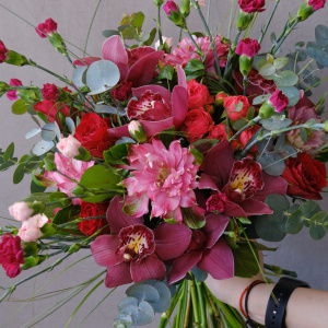 Бордовые орхидеи и альстромерии в садовом букете