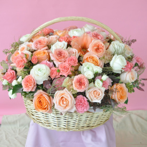 Корзина с пионовидными розами и ранункулюсами "Королевский презент"