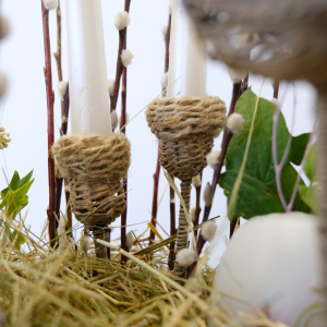 Букет на пасху. Яйца ручной работы с живыми цветами: пионы и клематисы с сувениром «Зайка» в круглом ящике