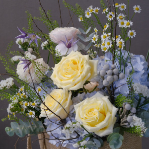 Букет в сумке: голубая гортензия и пионовидные розы "Пикник у синего ручья"