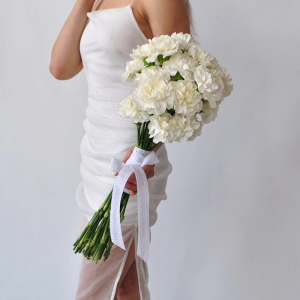 Букет невесты с божественными гвоздиками "Парижский шик"