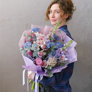 Сиреневый букет с мини орхидеями и сортовыми гвоздиками