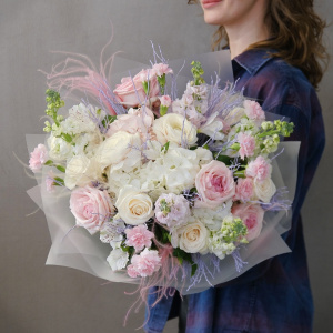 Изысканный букет с пионовидными розами и ранункулюсами "Палитра нежности"