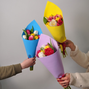 Букет из 7 тюльпанов в упаковке. Корпоративные подарки на 8 марта. Цена от 10 шт.
