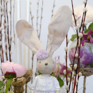 Букет на пасху. Яйца ручной работы с живыми цветами: пионы и клематисы с сувениром «Зайка» в круглом ящике