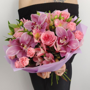 Орхидеи и пионовидные розы в букете "Райские бабочки"