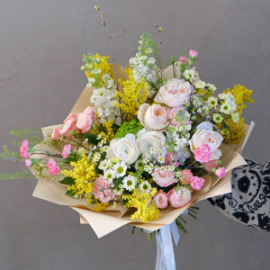 Мимоза, ранункулюсы и розы в букете "Весенняя роскошь"