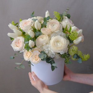 Ранункулюсы, белые тюльпаны и розы Охара в коробке с эвкалиптом