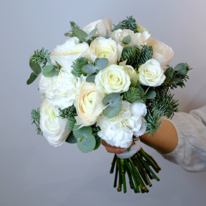 Зимний букет невесты. Ранункулюсы и кустовые розы «Зимняя история»