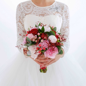 Белые пионы в свадебном букете "Нежное пламя"