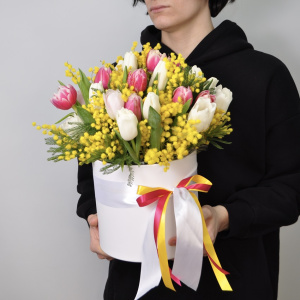 Мимоза и тюльпаны в коробке