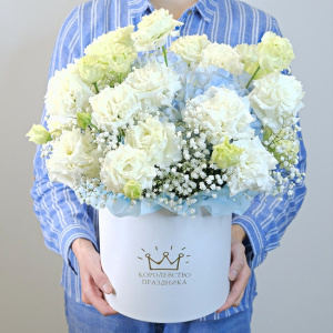 Эустома, гортензия и гипсофила в коробке