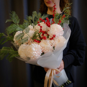 Нежные пудровые розовые хризантемы 11 штучек с мимозой и илексом