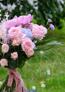 Авторский букет с летними цветами: дельфиниум, пионы и ароматные розы