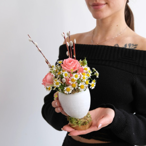 Яйцо пасхальное с живыми цветами: кустовые розы и ромашки