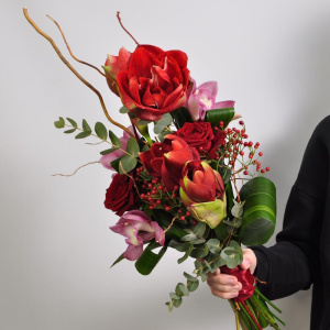 Вертикальный букет с амариллисами и орхидеями. Мужской бизнес букет