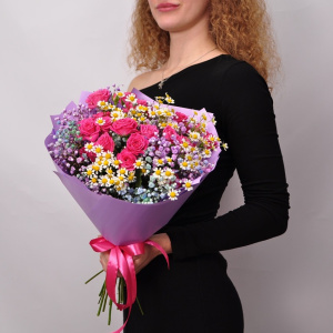 Кустовые розы и ромашки в букете «Дюймовочка»