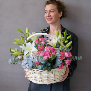 Голубая гортензия, кустовые розы и и лилия в корзине "Акварель"