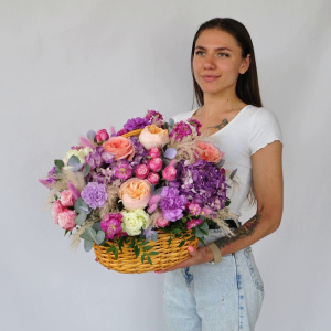 Фиолетовая гортензия и пионовидные розы в корзине "Чародейка"