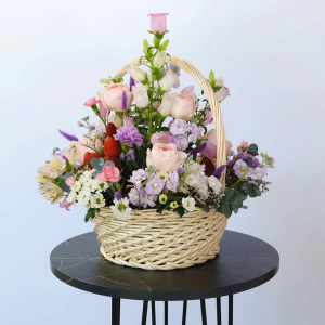 Корзина с цветами и ягодами: пионовидные розы, колокольчики, клубника, черешня и голубика