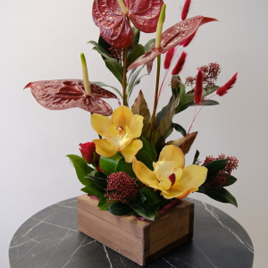 Антуриумы и орхидеи в интерьерной композиции в ящике