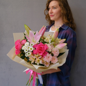 Лилия, розы и ромашки в ярком букете "Мадемуазель"