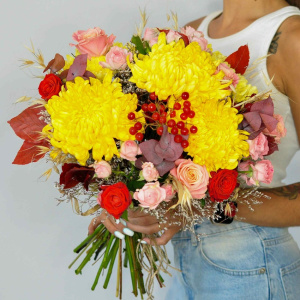 Жёлтые хризантемы в букете "Красавица Осень"
