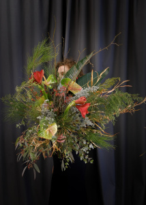 Креативный букет "Дикий взрыв". Зимняя история с ветками сосны, можжевельника и амариллисами 