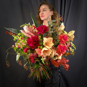 Авторский большой букет с французскими розами и амариллисами