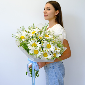Охапка ромашек: ромашки в букете "Солнечное обаяние"