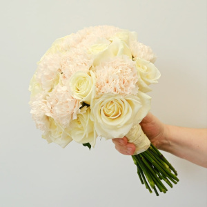 Букет невесты с розами и гвоздиками "Дыхание любви"