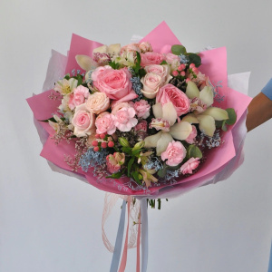 Букет с орхидеями и пионовидными розами "Кружевная красота"